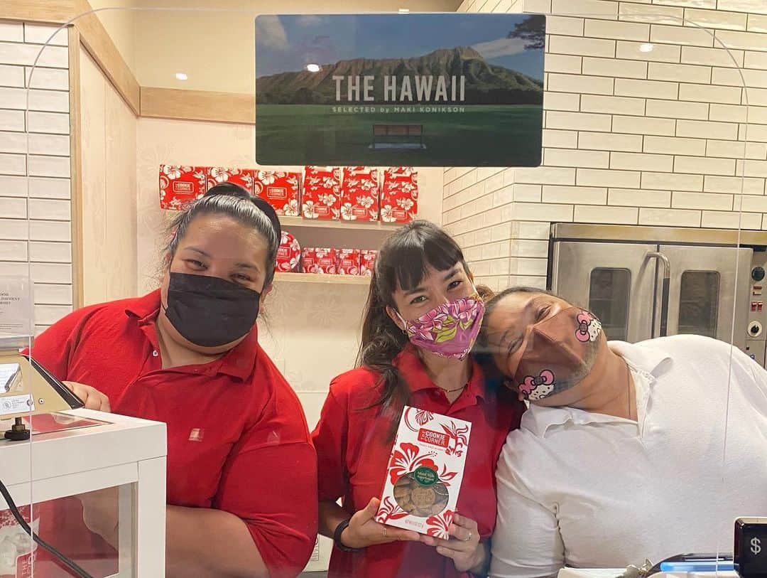 マキ・コニクソンさんのインスタグラム写真 - (マキ・コニクソンInstagram)「HawaiiのCookie Cornerからメッセージです！🌺 Message from Cookie Corner!! 🍪 (写真４枚目)  カハラモール店のスタッフがみんな本当に 本当に喜んでいます！クッキーコーナーに 活気が出てきました！😊  左からLuisa,Crystal, Easterいつも安定の メンバー！😊  何度も”Thank you for supporting us. We miss Japanese”っ言ってました。 彼女達もかなりのJapan loversです。🇯🇵❤️  今日から第3便クッキーが店頭に並びます！ オンラインも朝11:00から販売開始します！ 今回、ハワイから日本にたぁくさんの クッキー達が到着してるので皆さんのお手元に届くと信じています。🍪→✈️→🇯🇵 🍪🍪🍪🍪🍪🍪🍪🍪🍪🍪🍪🍪🍪🍪🍪🍪🍪🍪🍪🍪🍪🍪🍪🍪🍪🍪🍪🍪🍪🍪  第4便ももうすぐハワイを出発します！ 🍪→✈️→🇯🇵  詳しくはオフィシャルサイトを 見てください！☝🏼  @thehawaii.official   ハワイからサクサクの美味しいクッキーの おすそ分け🍪  #thehawaiibymaki  #マキズボックス #ハワイのおすそ分け🤙🏼  #クッキーコーナーのおすそ分け🍪  #気持ちだけでもハワイ😊  #ハワイを日本に連れて行っちゃいます  #makikonikson  #ハワイのマキさん」8月4日 8時54分 - makikonikson