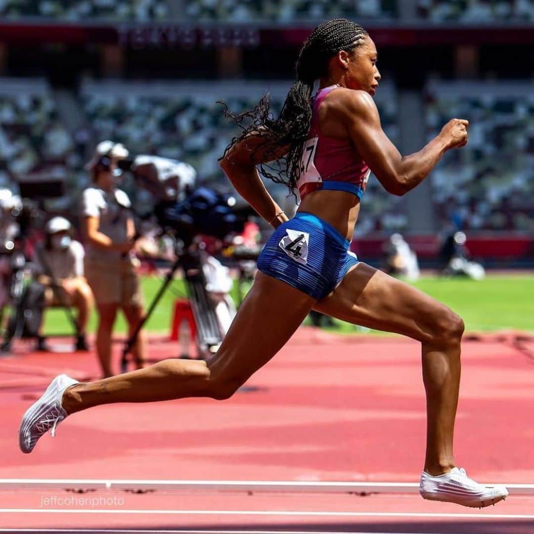 アリソン・フェリックスのインスタグラム：「One step at a time. One round at a time. Know your why. • It’s really just one step at a time. Whether that’s a race or in real life. You just have to know your why. I can’t believe that I’m taking my literal steps in @bysaysh , a brand that I created with @pwesley22 to create the change we want to see in the world. • My why is clear and unchanging. Swipe to see her watching mommy. • Next up semis. 🏃🏾‍♀️」
