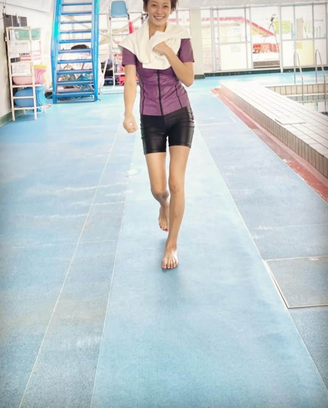 西山茉希さんのインスタグラム写真 - (西山茉希Instagram)「スイミングスクール経験無し。 本番一発勝負。 テイクユアマーク。。。  #飛び込み #クロール #ターン #背泳ぎ  緊張から溶けた安堵で叫ぶ。 されとて水の中はとても気持ちよかった。  #水中好きライフ」8月4日 9時10分 - maki.nshiyama50