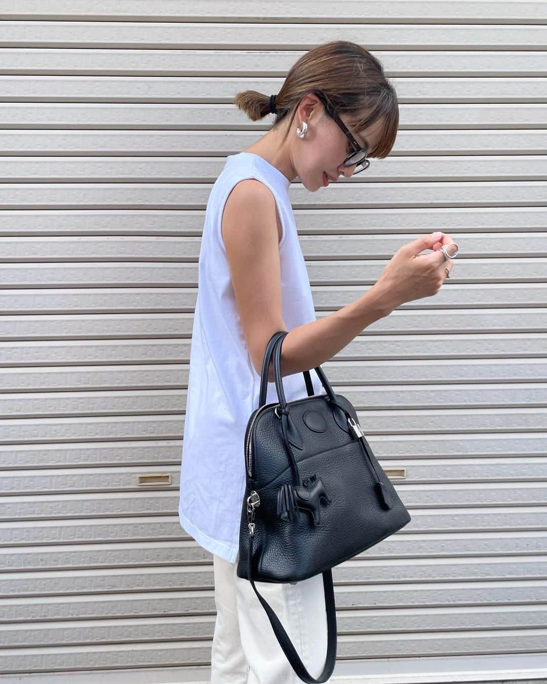 春名亜美さんのインスタグラム写真 - (春名亜美Instagram)「この白タンク、inして着ることが多かったんだけど、outで着た方が私には意外としっくりきたという発見💡 後ろが長くなってるからお尻カバーできる🍑」8月4日 9時58分 - amiharunaami
