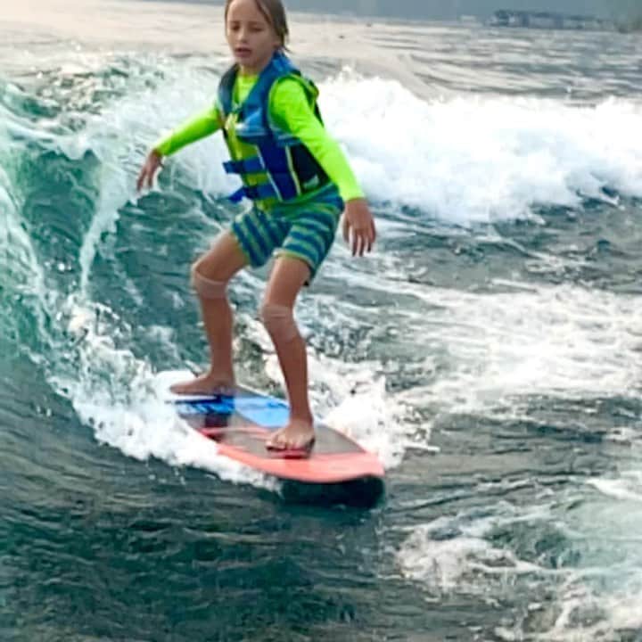 ビル・ランシックのインスタグラム：「Big day in the Rancic family!!! Today Duke officially became a surfer! #norope #wakesurf @malibuboats @hagadone.marine @westoncphoto」
