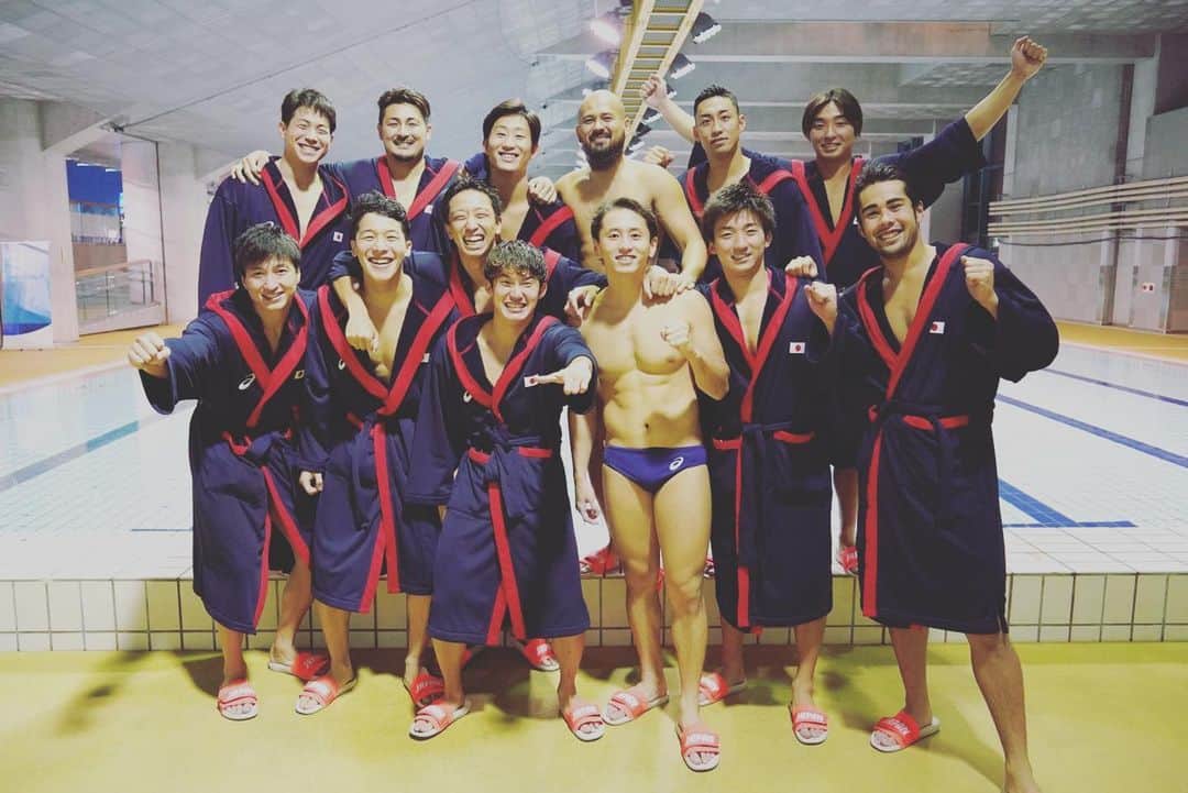 足立聖弥のインスタグラム：「2度目のオリンピックが終わりました！  まずはこのコロナ禍で東京オリンピックが開催されプレー出来たことは、大会関係者の方々・ボランティアの方々のサポートがあってのことだと思います。 本当にありがとうございました。  結果は目標としていたところには届きませんでした。 もう少しという試合が多かったですがそのあと少しがとても遠いものだなと感じました。でもまだまだ成長し強くなれるとも実感した大会でした！ 応援ありがとうございました！！  最後はみんな笑顔で📸  ありがとうございました😌」