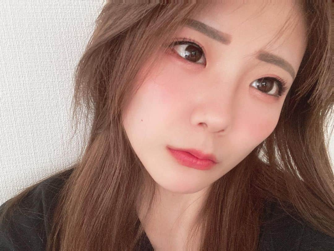 川村虹花のインスタグラム：「ピンク色のアイシャドウ持ってなくてこないだGETした💗💖🌸🎀 私のメイク動画は女子に需要ありますかね？🤔🤔  #ピンクメイク #ピンクアイシャドウ #ピンクアイシャドウパレット  #メイク動画」