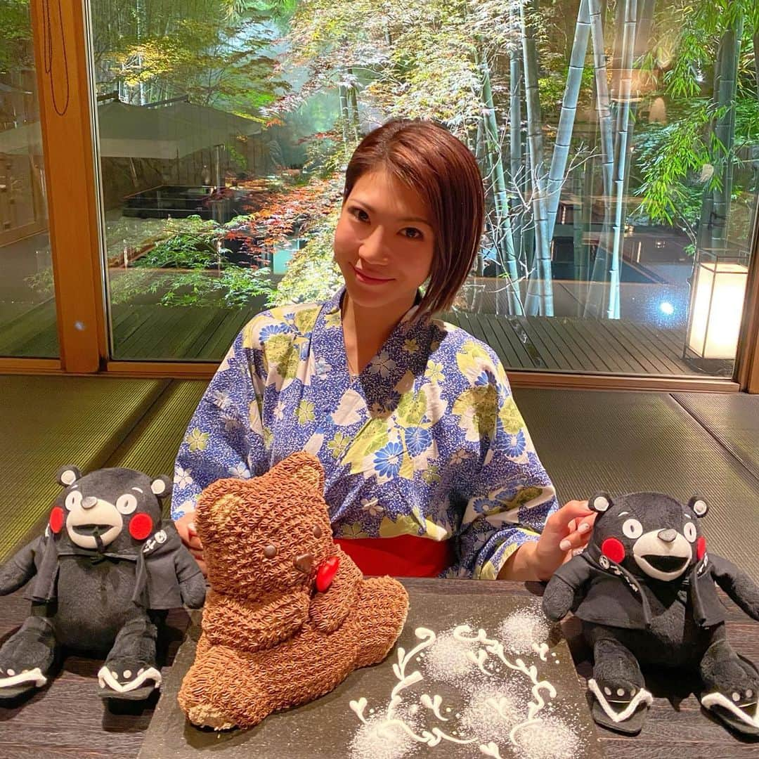 坂井雪乃さんのインスタグラム写真 - (坂井雪乃Instagram)「なんでもない日のサプライズ🐻💝 くまモンに囲まれてくまさんケーキを食べる至福♡  お部屋に帰ると"トトロのスイカ🍉"のお出迎え😳✨✨ バトラーさんの粋な計らいと彼の優しさに終始感無量でした😭🥰💗  3枚目は幸せすぎて目がなくなってる🥰❤️  何から何までリクエストを叶えてくれて念願の竹ふえに来ることができて本当に幸せでした🥰 ありがとう♡♡♡  竹ふえ投稿にお付き合いいただきありがとうございました☺️✨  また来れますように🌈💛 #竹ふえ #たけふえ  #熊本 #温泉  #美脚製造トレーナー #美脚トレーナー #ゆきのの温泉備忘録」8月4日 11時17分 - yukino_sakai