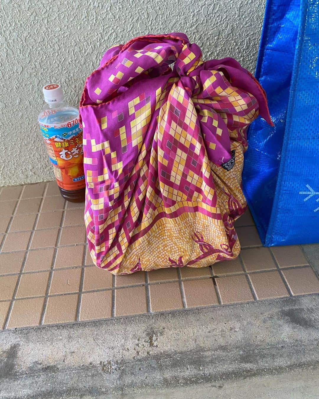 古閑美保さんのインスタグラム写真 - (古閑美保Instagram)「母、古閑裕子の手に掛かればエルメスのスカーフも風呂敷に変わる、、、 お母さん、、、これはエルメスと言って風呂敷ではなくスカーフなんだよ。ただ娘は学んだよ。風呂敷にもなると言う事を、、、 #エルメススカーフ」8月4日 12時29分 - kogamihokogamiho
