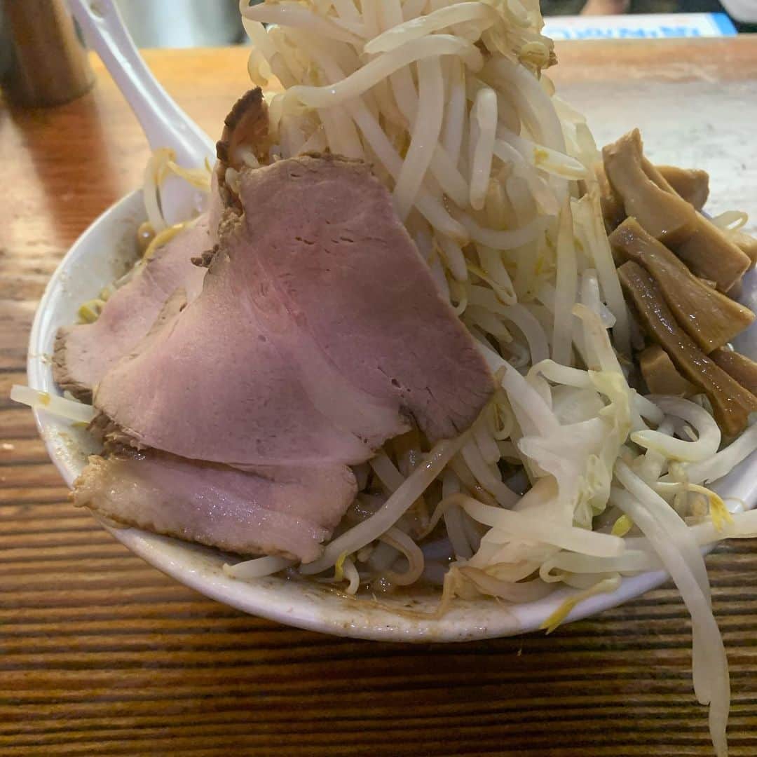 庄村聡泰さんのインスタグラム写真 - (庄村聡泰Instagram)「名古屋の思い出を振り返ろう  眉間の出来物はキャンディキャンディよろしくで気にしないわと言う事で。  @deadman.jp_official のライブ後駆け込みました。行かん訳にはいかんのよ。#らけいこ 。麺が美味いのよ麺が。 あああ語りたい…  #そらあんたこれがこうなったらこうですよ  #女子大店の方です #東片端も行きたかった」8月4日 22時15分 - shomurasatoyasu