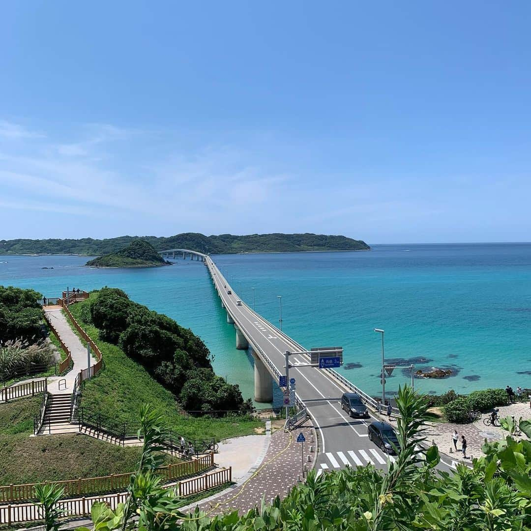 牧村里奈さんのインスタグラム写真 - (牧村里奈Instagram)「#角島大橋 / 山口県 . 素晴らしすぎる山口の絶景スポット！エメラルドグリーンの海にかけられた大きな橋、、本当に美しくて広大で感動してもうた🥺✨ . まずは橋が綺麗に見れる場所(高台のとこ)に行ってから橋を渡って角島に行くと◎ 角島内には白浜が広がるビーチがあるよん⛱海水浴を楽しむのも良いけど、景色を堪能するだけでも大大満足〜🥰 . . 写真いっぱい撮ってもらったから沢山載っけちゃう🤭 . #山口 #山口観光 #山口旅行 #角島 #絶景 #島巡り」8月4日 22時22分 - m_rina28