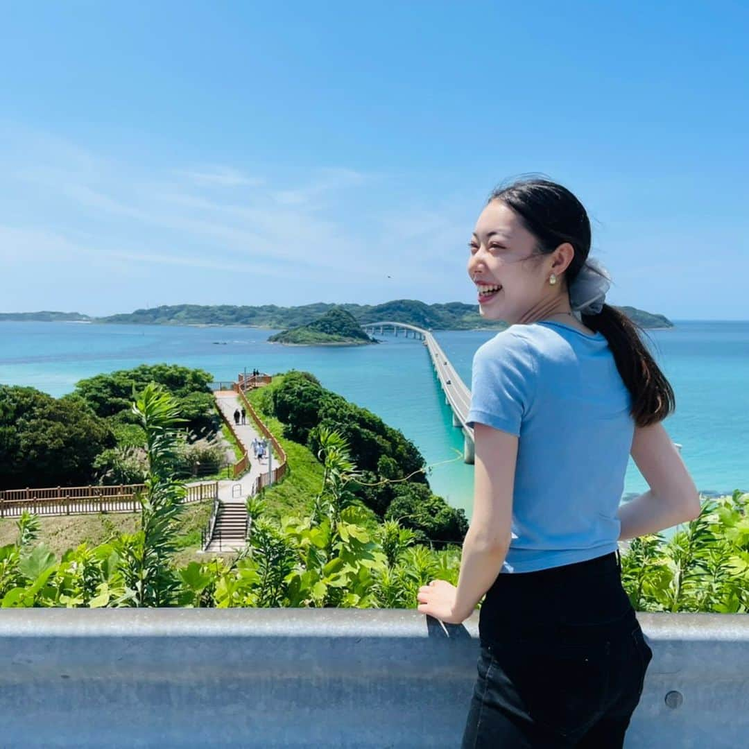 牧村里奈さんのインスタグラム写真 - (牧村里奈Instagram)「#角島大橋 / 山口県 . 素晴らしすぎる山口の絶景スポット！エメラルドグリーンの海にかけられた大きな橋、、本当に美しくて広大で感動してもうた🥺✨ . まずは橋が綺麗に見れる場所(高台のとこ)に行ってから橋を渡って角島に行くと◎ 角島内には白浜が広がるビーチがあるよん⛱海水浴を楽しむのも良いけど、景色を堪能するだけでも大大満足〜🥰 . . 写真いっぱい撮ってもらったから沢山載っけちゃう🤭 . #山口 #山口観光 #山口旅行 #角島 #絶景 #島巡り」8月4日 22時22分 - m_rina28