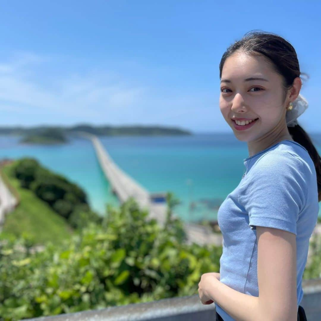 牧村里奈さんのインスタグラム写真 - (牧村里奈Instagram)「#角島大橋 / 山口県 . 素晴らしすぎる山口の絶景スポット！エメラルドグリーンの海にかけられた大きな橋、、本当に美しくて広大で感動してもうた🥺✨ . まずは橋が綺麗に見れる場所(高台のとこ)に行ってから橋を渡って角島に行くと◎ 角島内には白浜が広がるビーチがあるよん⛱海水浴を楽しむのも良いけど、景色を堪能するだけでも大大満足〜🥰 . . 写真いっぱい撮ってもらったから沢山載っけちゃう🤭 . #山口 #山口観光 #山口旅行 #角島 #絶景 #島巡り」8月4日 22時22分 - m_rina28