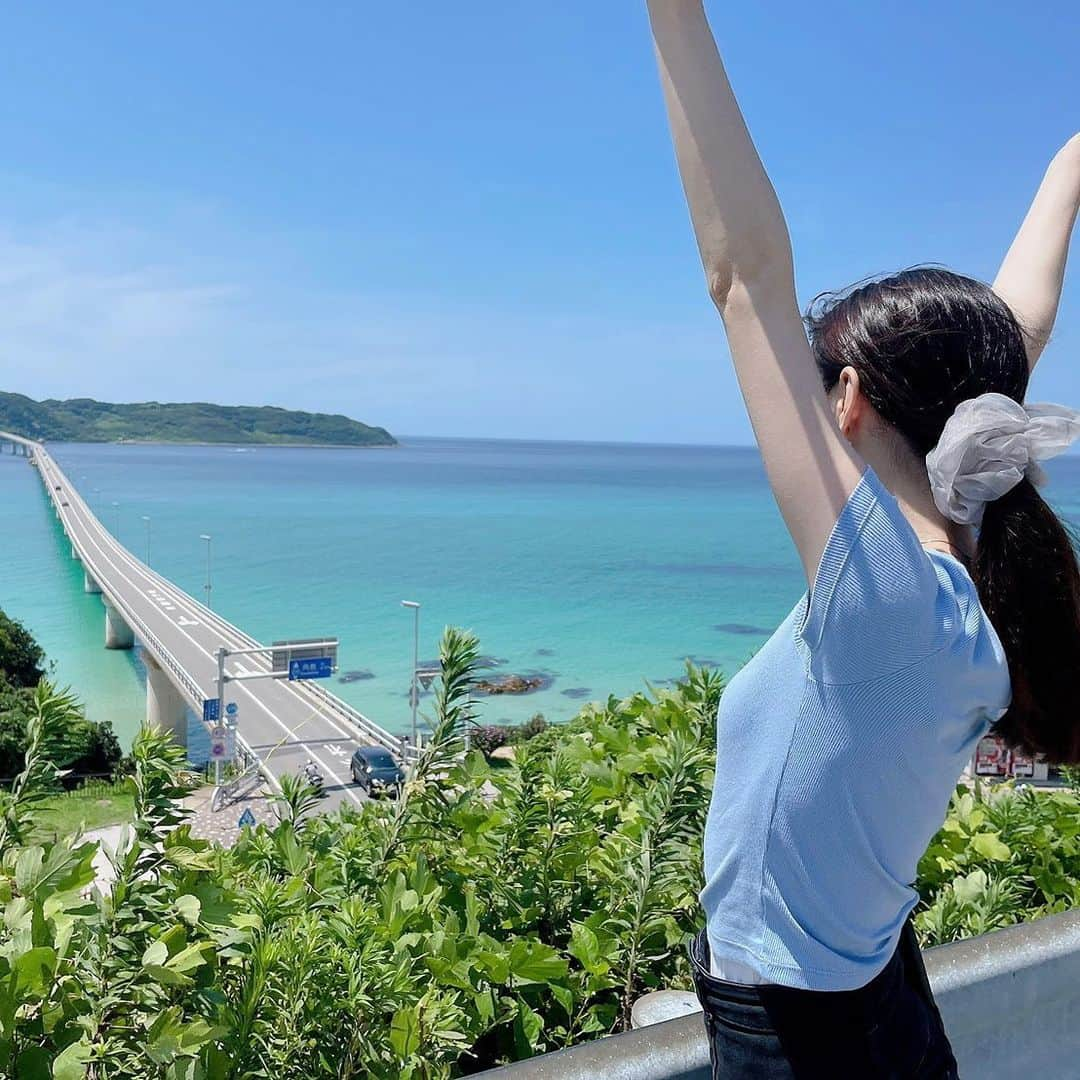 牧村里奈さんのインスタグラム写真 - (牧村里奈Instagram)「#角島大橋 / 山口県 . 素晴らしすぎる山口の絶景スポット！エメラルドグリーンの海にかけられた大きな橋、、本当に美しくて広大で感動してもうた🥺✨ . まずは橋が綺麗に見れる場所(高台のとこ)に行ってから橋を渡って角島に行くと◎ 角島内には白浜が広がるビーチがあるよん⛱海水浴を楽しむのも良いけど、景色を堪能するだけでも大大満足〜🥰 . . 写真いっぱい撮ってもらったから沢山載っけちゃう🤭 . #山口 #山口観光 #山口旅行 #角島 #絶景 #島巡り」8月4日 22時22分 - m_rina28