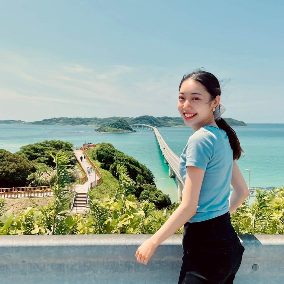 牧村里奈のインスタグラム：「#角島大橋 / 山口県 . 素晴らしすぎる山口の絶景スポット！エメラルドグリーンの海にかけられた大きな橋、、本当に美しくて広大で感動してもうた🥺✨ . まずは橋が綺麗に見れる場所(高台のとこ)に行ってから橋を渡って角島に行くと◎ 角島内には白浜が広がるビーチがあるよん⛱海水浴を楽しむのも良いけど、景色を堪能するだけでも大大満足〜🥰 . . 写真いっぱい撮ってもらったから沢山載っけちゃう🤭 . #山口 #山口観光 #山口旅行 #角島 #絶景 #島巡り」