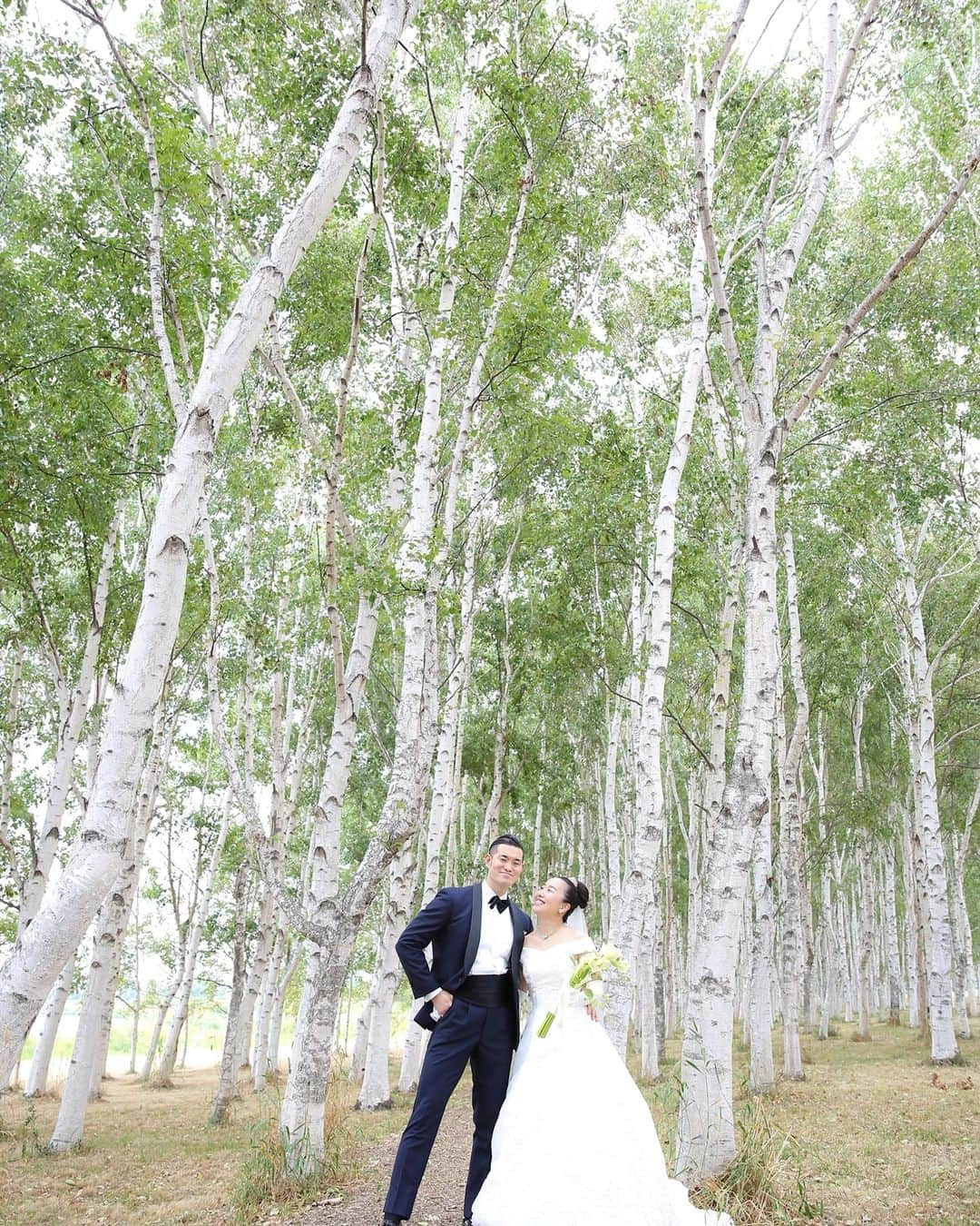 ホテルモントレ札幌のインスタグラム：「【#realbride 】 本日、ご結婚式を挙げたおふたり♡ 北海道らしい自然いっぱいの #モエレ沼公園 で#ロケーションフォト   #人気スポット #ロケーションフォト #ロケーションフォトウェディング #モントレwedding #montereywedding #モントレ札幌 #エーデルホフ札幌 #写真だけのウエディング #写真だけの結婚式 #ふたりだけの結婚式 #北海道wedding」