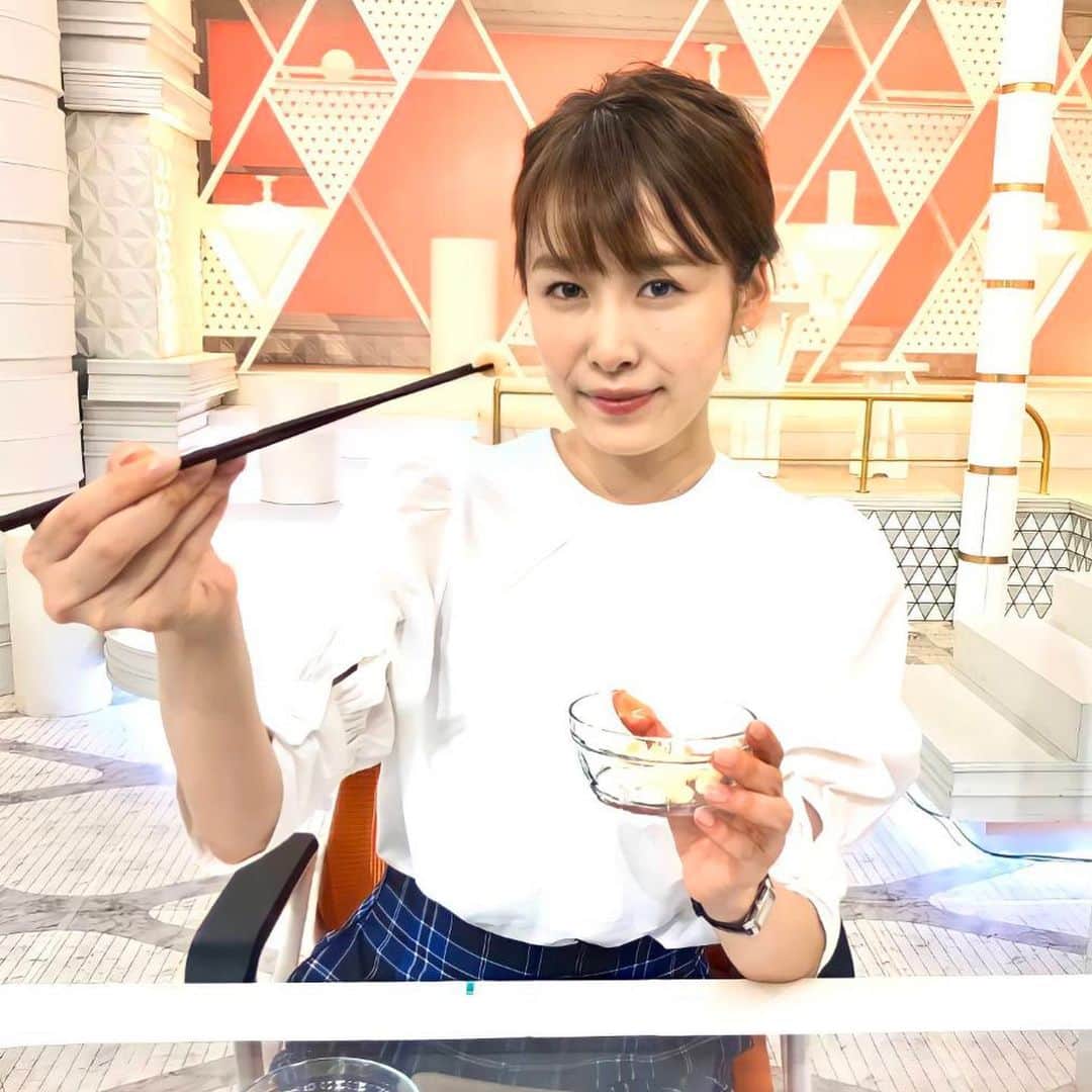 TBS「Nスタ」さんのインスタグラム写真 - (TBS「Nスタ」Instagram)「.  【きょう８月４日は箸の日🥢】  井上アナ、良原アナ、山内アナの3人に、お箸を使って「ボーロ掴み選手権」をしてもらいました😄  10秒間で何粒ボーロを掴み、お皿に移し替えることができるのか！？  お箸を1番上手に使えるアナウンサーは一体誰でしょうか🤔 3人のチャレンジ動画チェックしてみてください💡  明日の「Nスタ」もぜひご覧ください🙇‍♀️  #Nスタ #TBS #井上貴博 #ホラン千秋 #良原安美　#山内あゆ #アナウンサー #0804 #箸の日 #ボーロ掴み選手権 #豆がなかったのでボーロで #チャレンジ  #結果  #井上アナ  #良原アナ #同率1位  #🥇」8月4日 22時21分 - nst_tbs