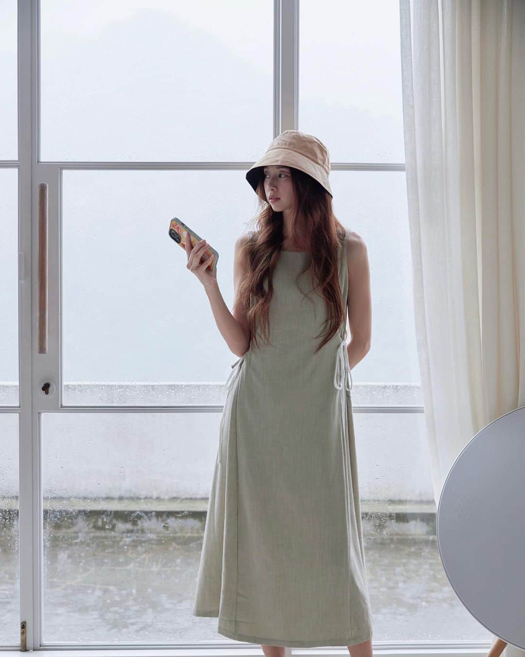 吳斐莉さんのインスタグラム写真 - (吳斐莉Instagram)「週三 · 一日仙女🧚🏻‍♀️  下大雨的山中，落地窗外一片霧茫茫，我現在已經選不出來喜歡晴天還是雨天了～😌自從住在山上後，每天都是好心情，每天都想旋轉跳躍，真的非常有益健康呢☺️  最近奧運要進入尾聲了～ 跑步也是讓我蠢蠢欲動啊啊啊啊啊 回想以前接力賽時我不是第一棒就是最後一棒🤣 看不出來我跑很快？ 因為我是用飛的啊☺️  #山中的日子 #短跑小健將是我  #仙女用飛的」8月4日 22時34分 - wufeili