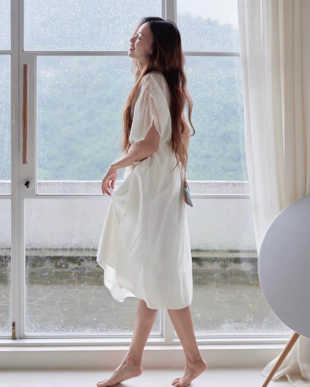 吳斐莉さんのインスタグラム写真 - (吳斐莉Instagram)「週三 · 一日仙女🧚🏻‍♀️  下大雨的山中，落地窗外一片霧茫茫，我現在已經選不出來喜歡晴天還是雨天了～😌自從住在山上後，每天都是好心情，每天都想旋轉跳躍，真的非常有益健康呢☺️  最近奧運要進入尾聲了～ 跑步也是讓我蠢蠢欲動啊啊啊啊啊 回想以前接力賽時我不是第一棒就是最後一棒🤣 看不出來我跑很快？ 因為我是用飛的啊☺️  #山中的日子 #短跑小健將是我  #仙女用飛的」8月4日 22時34分 - wufeili