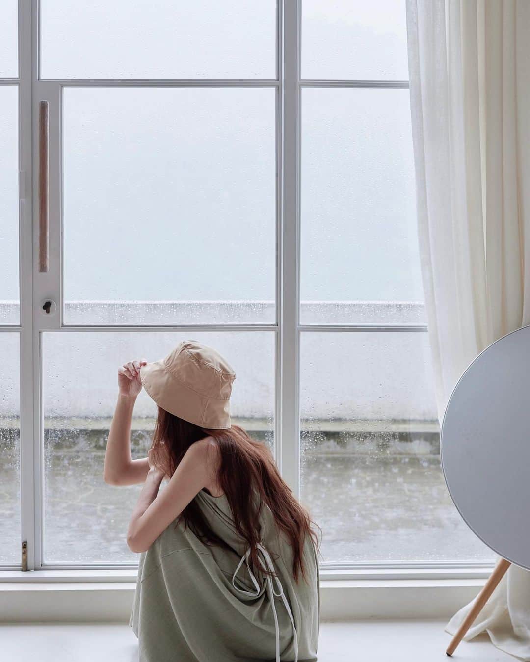吳斐莉さんのインスタグラム写真 - (吳斐莉Instagram)「週三 · 一日仙女🧚🏻‍♀️  下大雨的山中，落地窗外一片霧茫茫，我現在已經選不出來喜歡晴天還是雨天了～😌自從住在山上後，每天都是好心情，每天都想旋轉跳躍，真的非常有益健康呢☺️  最近奧運要進入尾聲了～ 跑步也是讓我蠢蠢欲動啊啊啊啊啊 回想以前接力賽時我不是第一棒就是最後一棒🤣 看不出來我跑很快？ 因為我是用飛的啊☺️  #山中的日子 #短跑小健將是我  #仙女用飛的」8月4日 22時34分 - wufeili