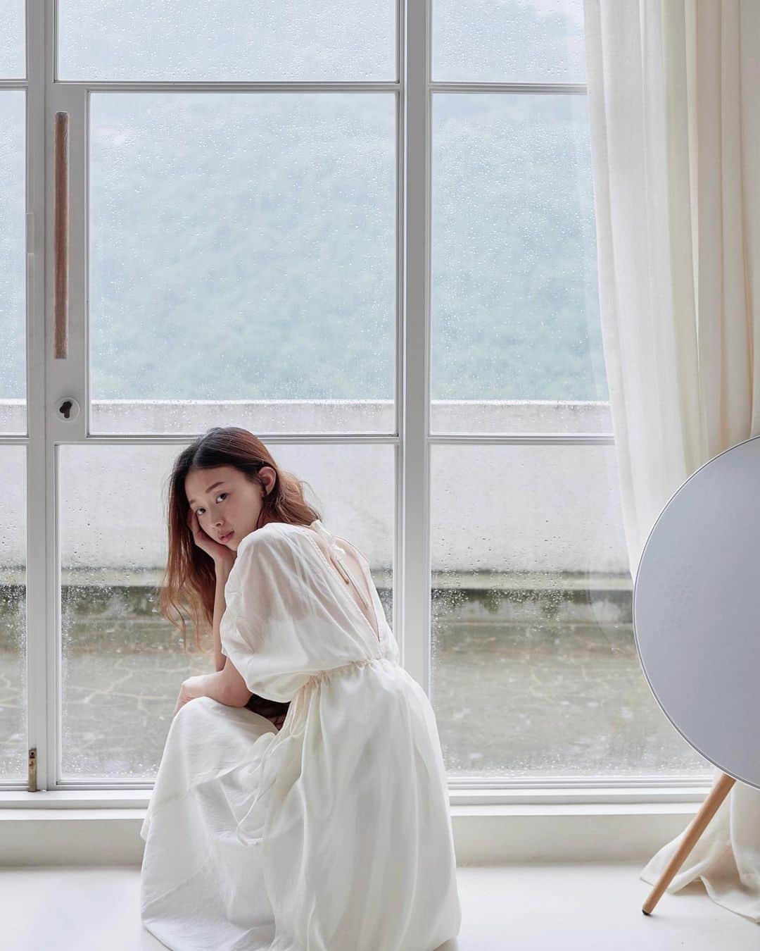 吳斐莉のインスタグラム：「週三 · 一日仙女🧚🏻‍♀️  下大雨的山中，落地窗外一片霧茫茫，我現在已經選不出來喜歡晴天還是雨天了～😌自從住在山上後，每天都是好心情，每天都想旋轉跳躍，真的非常有益健康呢☺️  最近奧運要進入尾聲了～ 跑步也是讓我蠢蠢欲動啊啊啊啊啊 回想以前接力賽時我不是第一棒就是最後一棒🤣 看不出來我跑很快？ 因為我是用飛的啊☺️  #山中的日子 #短跑小健將是我  #仙女用飛的」