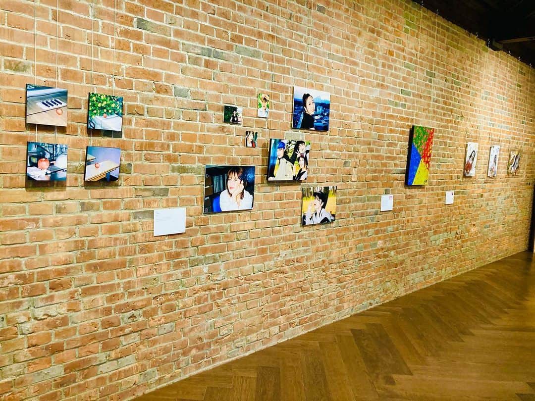 りんご娘さんのインスタグラム写真 - (りんご娘Instagram)「. 本日より、弘前れんが倉庫美術館にて、RINGOMUSUMEが製作した作品が展示されています！  メンバーそれぞれがんばって作り上げた作品をぜひご覧ください🍎🍏  「RINGO MUSEUM」 会期：2021/8/4(水)〜8/29(日)火曜休館 開館時間：9時〜17時(金土は21時まで開館) 会場：弘前れんが倉庫美術館　市民ギャラリー 入場無料  #RINGOMUSUME#りんご娘#とき#王林#ジョナゴールド#彩香#RINGOMUSEUM#弘前れんが倉庫美術館#アート#art」8月4日 23時24分 - _ringo.musume.com_
