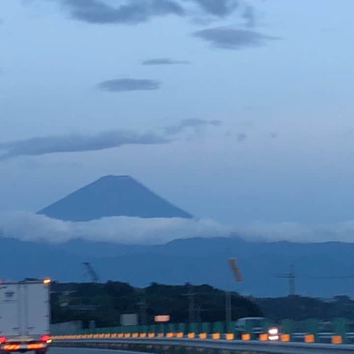 ティ・カトウのインスタグラム：「ティの山梨見聞録　その120 「墨絵みたいな富士山」 久々に富士山投稿。 やっぱり富士山は良いね。」