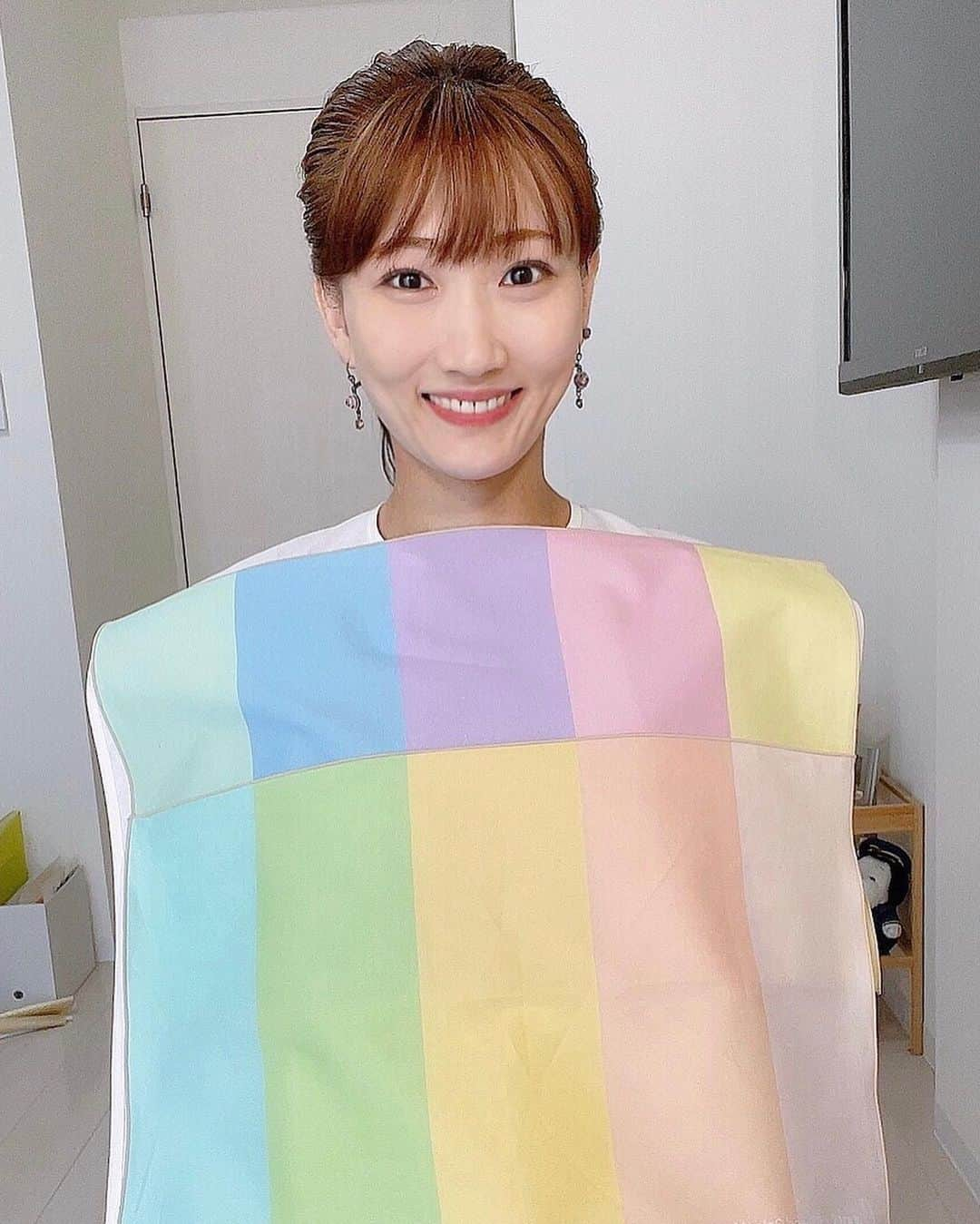 結乃かなりさんのインスタグラム写真 - (結乃かなりInstagram)「はいっ😊お久しぶりです‼︎ 暑い毎日ですが、お元気ですか？結乃は元気ですっ👍  今日は、8月末に出演予定のコンサートでご一緒する友莉ちゃんに#パーソナルカラー診断 をしてもらいました✨ずっと興味があったので嬉しかったぁ🥰  ①画質が悪くなっちゃいましたが…診断している時の様子。 ②私に似合うカラー達。 ③その中でも1番似合っていると言われた#ベビーブルー と2番目の#ミントグリーン ④左側は似合うカラー❤️右側は似合わないカラー💔 ⑤ズラっと一列、似合うカラー💖 ⑥ @yuuri_322_   友莉ちゃんは出会って間もないのですが、気さくで話しやすくて😌診断中もとっても楽しかったです💕 興味のある方は是非、友莉ちゃんに見てもらってください〜✨✨ ・ ・ #ブルベ夏#ブルーベース#ブルベ #summerlights #ダンボと一緒の色だ🐘#嬉しい😆」8月4日 23時18分 - kanariyuino