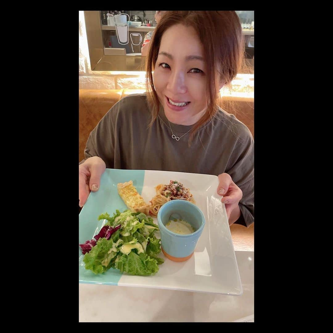 井上貴子さんのインスタグラム写真 - (井上貴子Instagram)「よく行くお店「ALE」ランチ。  神取さんに撮って頂きました。  いつものパスタランチ（少なめ） 最近は全くコーヒー飲まなくなったから 超久々にコーヒーを飲みました。  ここのお店は食器が ほとんどTiffany❤︎  オシャレで美味しくてだいすき。  Happyで^ ^  プロフィール画面に記載のURLより 通販サイト「神取屋」に飛べます^ ^  コロナ禍に携わる全てのお仕事の皆様。 心から感謝しています。 引き続き油断せずお気をつけてお過ごし下さいませ。 #井上貴子  #LLPWX #女子プロレス #紅緒と柊音 #トイプードル #ALE #神取忍 #お肉ゴロゴロボロネーゼ #麺が細くて少なめが腹6分目ですき #www.instagram.com/llpwxofficial #llpwxインスタあります #LLPWXYouTube再開です #チャンネル登録お願い致します #カンドリーチキンカレー売れてます #神取テレビチャンネル登録お願いします #LLPWX通販サイト神取屋 #Twitterも見てね #感謝 #STOPCOVID19」8月4日 23時20分 - takaco_inoue