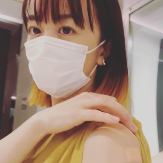 福田萌さんのインスタグラム写真 - (福田萌Instagram)「ファイザーワクチン2回目接種💉  24時間経ったけど、37.0度の微熱で済んでいます。 ポカリがぶ飲みのおかげかな？ 今日は安静に過ごします。」8月4日 14時39分 - fukuda.moe