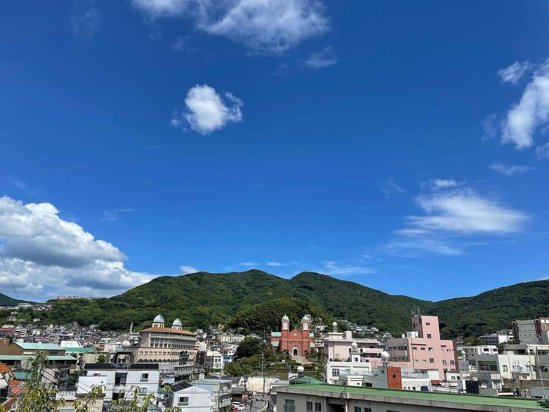 藤坂奈央さんのインスタグラム写真 - (藤坂奈央Instagram)「. 今日も暑いですね🍧 . 平和公園では来週月曜日の8月9日に向けて 式典の準備が進んでいます🕊炎天下の作業です。 . 自販機で飲み物を買おうと 平和祈念像側から公園を出ると2枚目の景色😳 真正面に浦上天主堂が見えました！ こんな場所があるなんて知らなかった . #長崎市 #平和公園 #平和祈念像 #8月9日 #浦上天主堂 #nagasaki #アナウンサー #藤坂奈央」8月4日 14時42分 - naofujisaka_