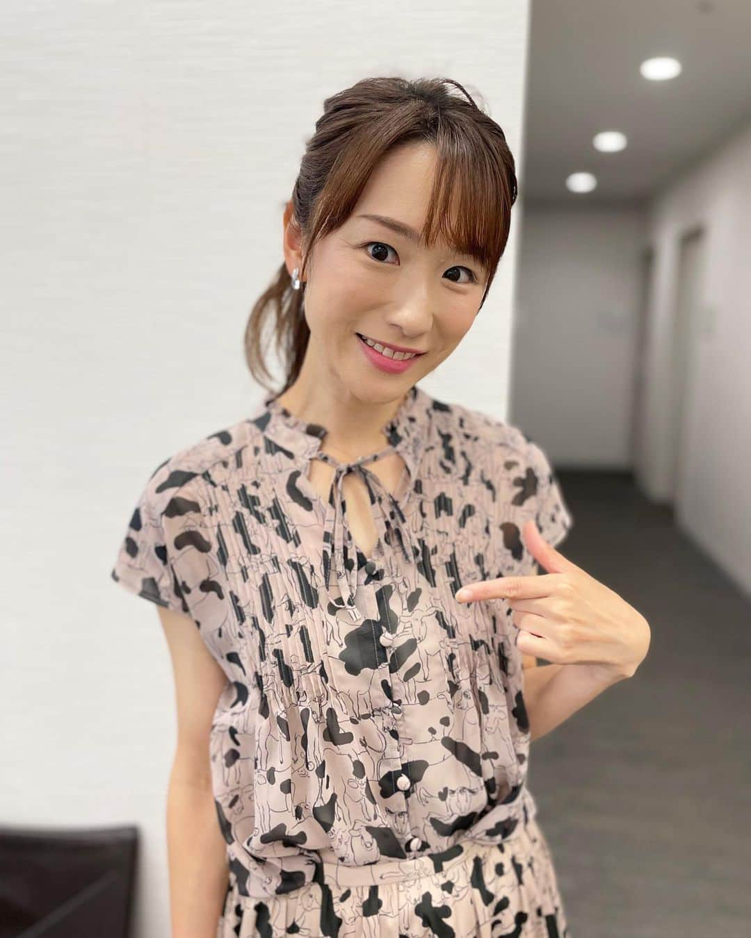 堂真理子さんのインスタグラム写真 - (堂真理子Instagram)「今日は本当に暑いですね☀️💦 体調にはお気を付け下さい。 本日の衣装は、牛柄のセットアップでした🐄💕 よく見ると、牛さんがたくさんいます🥰  ☆セットアップ… #lounie ☆アクセサリー… #starjewelry   #大下容子ワイド #ワイドスクランブル #ニュース #堂真理子 #テレビ朝日 #アナウンサー #アナウンサー衣装」8月4日 14時45分 - mariko_do