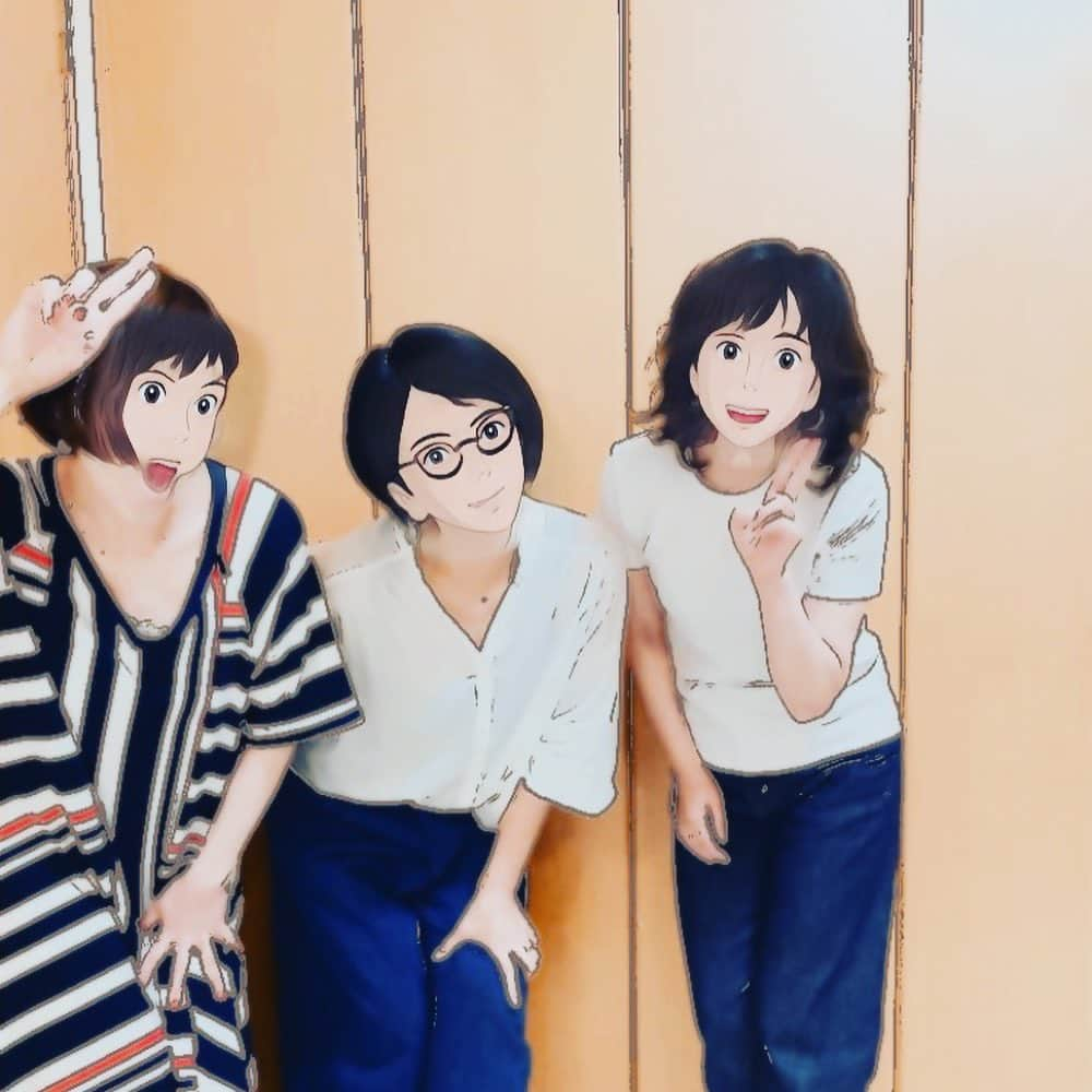 くわばたりえさんのインスタグラム写真 - (くわばたりえInstagram)「ギャル３人⁈  上地春奈ちゃん 私 石阪京子先生  ３人足したら100歳余裕で越えるけどなにか？  ギャルみたいになった自分達に、はしゃぐ姿が  切ない…  お家のお片づけ企画  最後の片づけでお世話になった石阪京子先生のオンラインセミナーに9月ゲストで呼んでいただきました♪  お申し込み等京子先生のインスタチェックしてみて下さい♪  #石阪京子先生  #上地春奈 #くわばたりえ #最後の片づけ  #この３人でまた集まりたい」8月4日 15時06分 - kuwabatarie