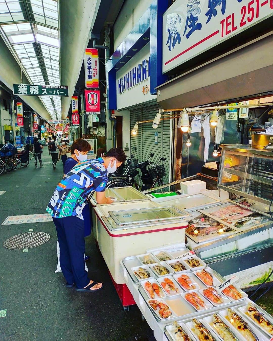 ShinTakedaさんのインスタグラム写真 - (ShinTakedaInstagram)「-心にコンタクトするアート展- 無事終了しました。 たくさんのご来場ありがとうございました。 ・ ・ 神戸を離れて6年目、久しぶりの神戸で色々な人に会い、店や景色も変わっていたけど、一気にスペインバルをやっていた時代にフラッシュバックしました。  今はコロナやオリンピックで感情揺さぶられまくりの気力を削がれる日々ですが、人間らしくありたいと強く思ってます。 ・ ・  人間らしさとは優しく、思いやりがあり、落ちることも上がることもあるけれどアートに触れると気分が解放される。本当は心からオリンピックや頑張ってる人を応援したいんだけど、国や地球環境の変化している現状では負の感情が支配しているから、そうなれない。 ・ ・ 情報が与えられ続けると感覚が鈍くなるから思考が鈍くなり正しい判断が出来なくなるなど... ・ ・ 今回アート展やってよかった。 アートケータリングが出来なくなったエネルギーを絵具に持ち替えてキャンバスにぶつける。 どんな時でも、やるか迷うならやったもの勝ちだと感じた。難しく考えすぎず、直感を信じる。 コロナ前にやりたかった夢や目標を思い出すキッカケになった。 でも時代は進んだから、以前の夢や目標を修正して時代に合わせて順応させていく。 ・ ・ ということで、コロナ禍のテーマはシャボン玉に決めました。 美しく、優しく、癒され、ユーモアがあり、フワフワと、光を当てると輝き、風に身を任せ飛んでいく。  アートケータリング×キャンバスアートとかこれから出来る。 楽しく感動したいけど、やっぱり感動させたい側だ。 突き進むぞ！そしてパートナーである最愛の妻に、心からありがとう！」8月4日 15時17分 - pint_catering