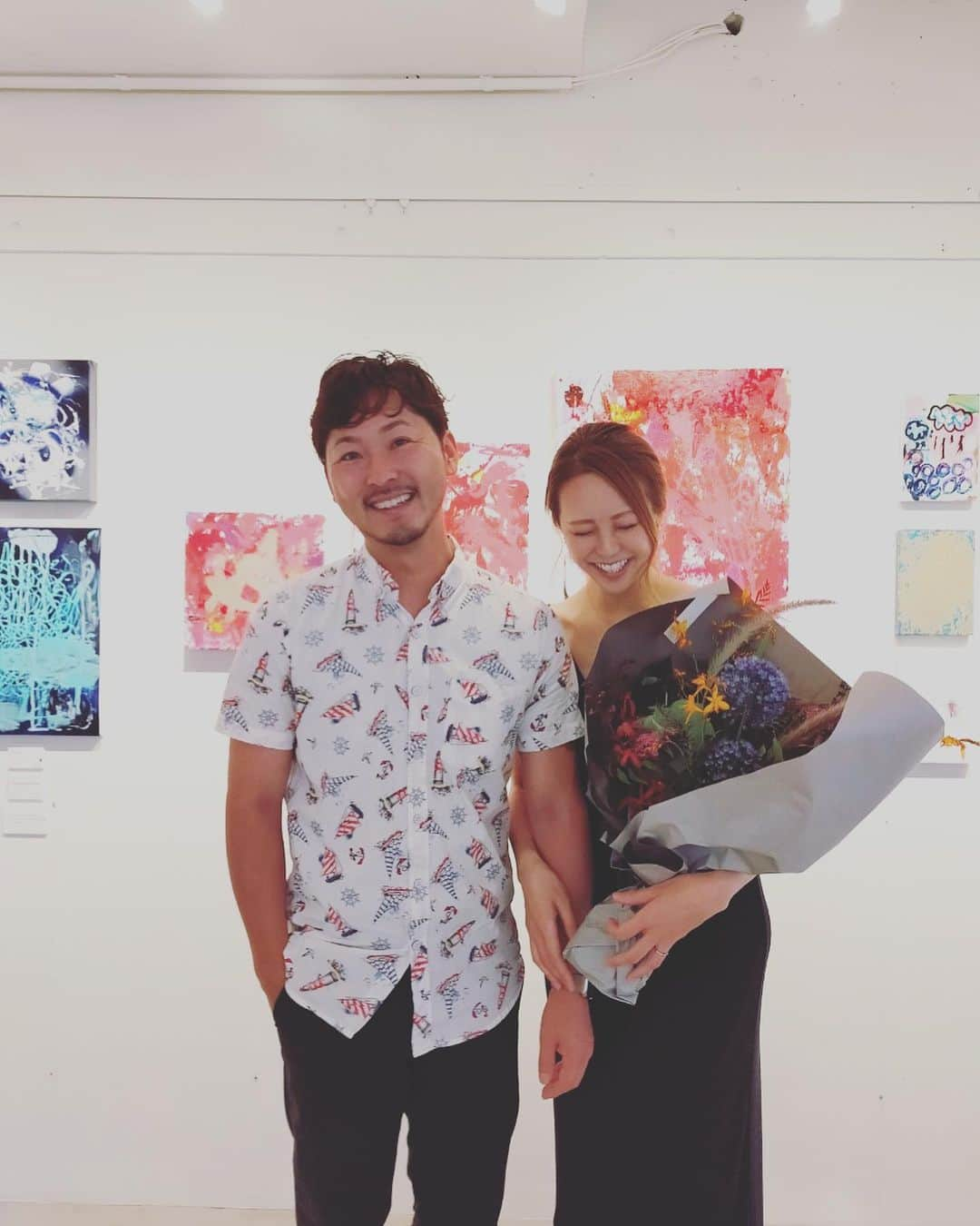 ShinTakedaさんのインスタグラム写真 - (ShinTakedaInstagram)「-心にコンタクトするアート展- 無事終了しました。 たくさんのご来場ありがとうございました。 ・ ・ 神戸を離れて6年目、久しぶりの神戸で色々な人に会い、店や景色も変わっていたけど、一気にスペインバルをやっていた時代にフラッシュバックしました。  今はコロナやオリンピックで感情揺さぶられまくりの気力を削がれる日々ですが、人間らしくありたいと強く思ってます。 ・ ・  人間らしさとは優しく、思いやりがあり、落ちることも上がることもあるけれどアートに触れると気分が解放される。本当は心からオリンピックや頑張ってる人を応援したいんだけど、国や地球環境の変化している現状では負の感情が支配しているから、そうなれない。 ・ ・ 情報が与えられ続けると感覚が鈍くなるから思考が鈍くなり正しい判断が出来なくなるなど... ・ ・ 今回アート展やってよかった。 アートケータリングが出来なくなったエネルギーを絵具に持ち替えてキャンバスにぶつける。 どんな時でも、やるか迷うならやったもの勝ちだと感じた。難しく考えすぎず、直感を信じる。 コロナ前にやりたかった夢や目標を思い出すキッカケになった。 でも時代は進んだから、以前の夢や目標を修正して時代に合わせて順応させていく。 ・ ・ ということで、コロナ禍のテーマはシャボン玉に決めました。 美しく、優しく、癒され、ユーモアがあり、フワフワと、光を当てると輝き、風に身を任せ飛んでいく。  アートケータリング×キャンバスアートとかこれから出来る。 楽しく感動したいけど、やっぱり感動させたい側だ。 突き進むぞ！そしてパートナーである最愛の妻に、心からありがとう！」8月4日 15時17分 - pint_catering