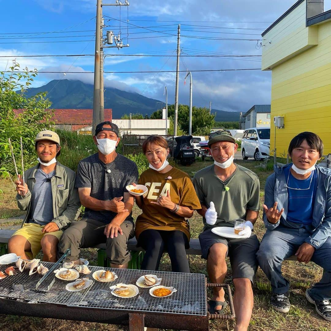 田中律子さんのインスタグラム写真 - (田中律子Instagram)「TOKAIケーブルネットワーク📺 『田中律子のもっと旅するSUP』🏄‍♀️🌞☔️🗻利尻島ロケ🤩  ロケでは最北端❗️利尻島いいとこでした💛お世話になったロキさん　しんごちゃん、タマキさん、ガクさん、みなさまありがとうございました🙏🤩次は、コロナ落ち着いたら沖縄に来てね🏄‍♀️北から南へ、日本は長いですなー🇯🇵まだまだ、旅したいところがたくさん❗️ぜひ、田中律子のもっと旅するSUPで素晴らしいSUPならではの景色を見てね🏄‍♀️  Tシャツ　@windandsea_wear  Thanx @mrlaketajo 💛  #tokaiケーブルネットワーク  #田中律子のもっと旅するsup  #旅sup  #sup #supsurf  #supfishing  #海のある生活  #豊かな山が豊かな海をつくる  #windandsea」8月4日 15時59分 - ri2kotanaka