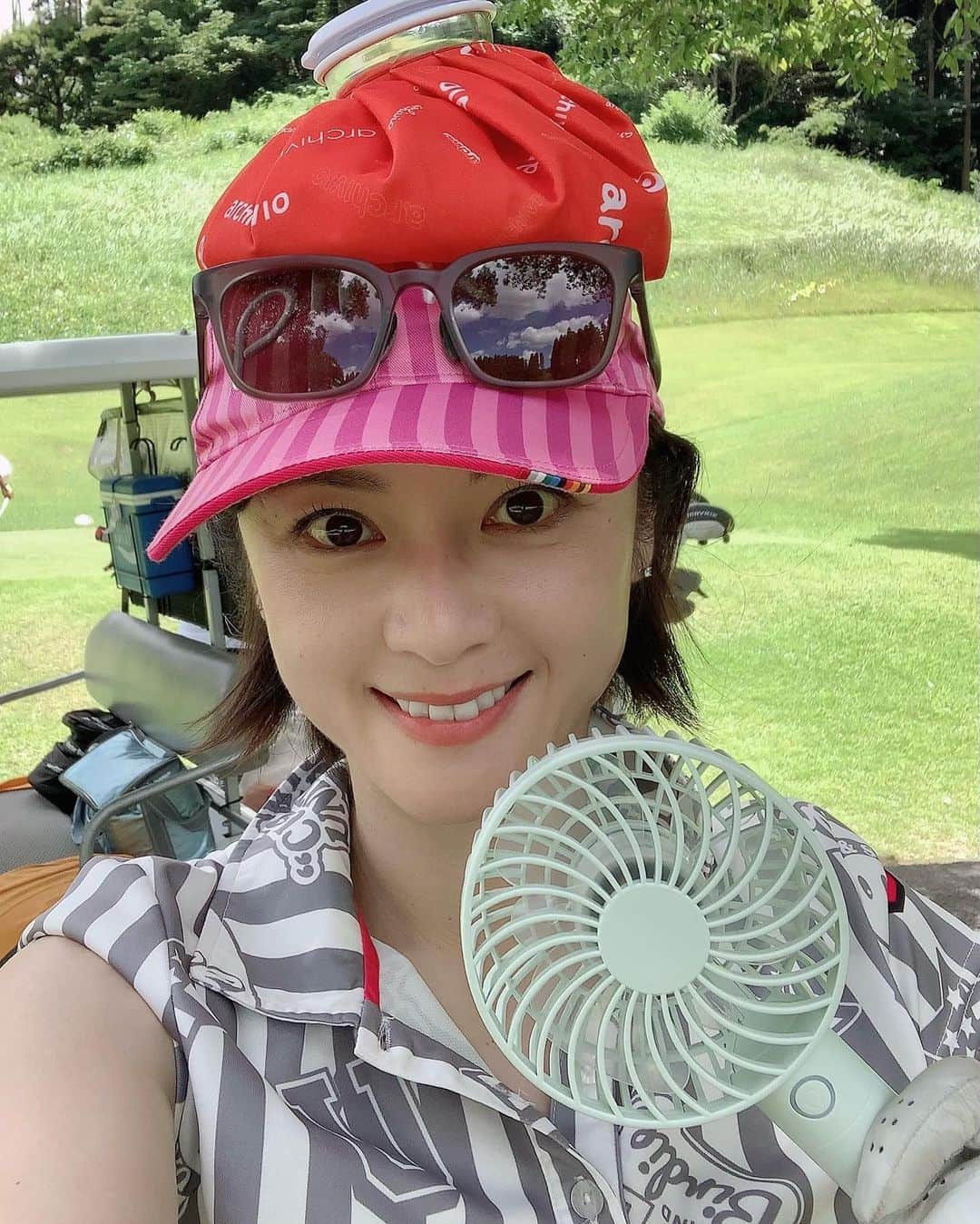 原史奈さんのインスタグラム写真 - (原史奈Instagram)「頭に氷嚢 ハンディファンに水分補給 熱中症対策をしながら今日も無事完走しました⛳️ 今日は特に暑かった気がする🥵 途中朦朧としちゃったもん💦 でも楽しかったー☺️ お茶屋さんのフローズンドリンクのサービスがありがたかった🥤 #夏ゴルフ #熱中症対策 #暑すぎる  #無事完走 #暑さとの戦い #スループレー  �#原史奈 #ゴルフ #ゴルフレッスン #ゴルフ女子 #ゴルフ大好き #golf #ゴルフウエア #ゴルフコーデ #ゴルフグッズ #ゴルフ動画 #ping #ピン #ping女子 #gle2 #g410 #even #archivio #アルチビオ #cuartounited #instagolf」8月4日 16時13分 - fuminahara