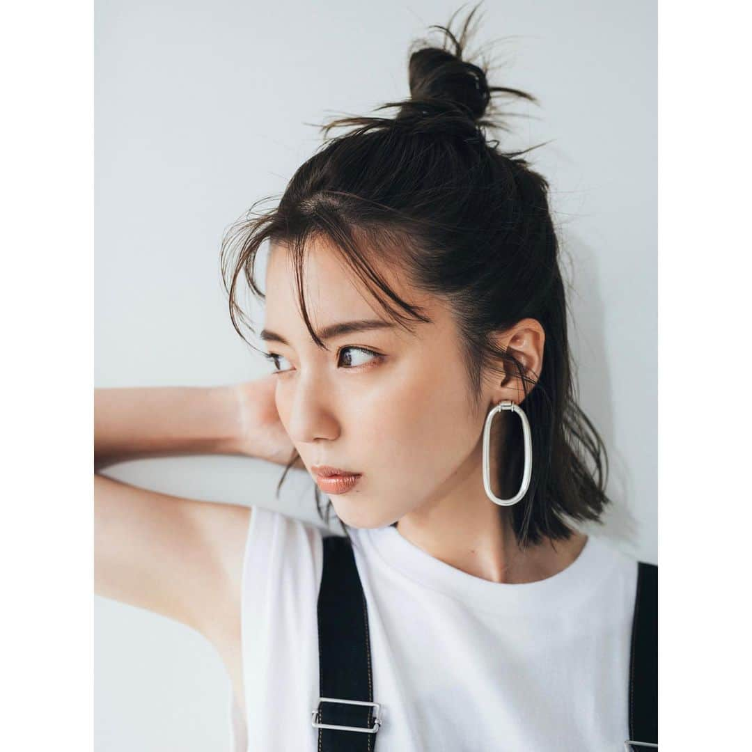 真野恵里菜さんのインスタグラム写真 - (真野恵里菜Instagram)「CLASSY.ONLINEの Sサイズコーデより！ Web限定のHeather mini のサロペット ウエスト周りがスッキリして見えてものすっごくよかった😊 #Sサイズコーデ #お団子ヘア」8月4日 16時19分 - erinamano_official