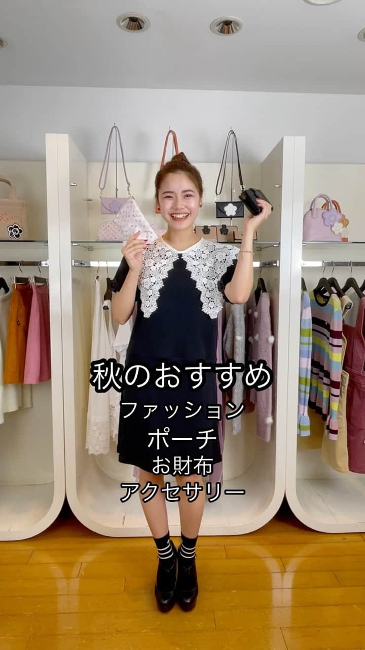 MARY QUANT officialのインスタグラム：「- - オフィシャルアンバサダー @yurina_75 が おすすめポイントなどをリアルにレポート！ - AS KNOW AS × MARY QUANT コラボレーションアイテム - #デイジーレース付け襟 #デイジーレースノースリーブプルオーバー #デイジーレース変形プルオーバー - #デイジーレースぺチパンツ ぺチパンツはオンラインショップ限定です - #デイジーチェーンシリーズ #トーンサインデイジーシリーズ #デイジーパッチスナップシリーズ - 新作アイテムをCHECK！ https://bit.ly/3luICF0 - #MARYQUANT #2021AUTUMN #FASHION #ASKNOWAS×MARYQUANT #ACCESSORY #POUCH  #BAG #WALLET - #マリークヮント #アズノゥアズ×マリークヮント #アクセサリー #ポーチ #財布 - #MARYQUANTofficialambassador #マリークヮントオフィシャルアンバサダー #MQA」