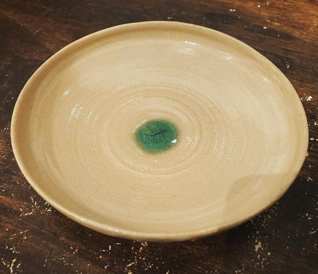 黒澤はるかさんのインスタグラム写真 - (黒澤はるかInstagram)「陶芸にて器を作りました♪  自分で作ると失敗も味になって愛情に変わる。むしろその失敗が許されることに自由を感じられる。 こうやって何かを教えてもらえる時は 「失敗しても良いので全部自分でやらせてください」 と言うようにしてる。  今回は、シンプル。でも裏に☻を書いた。笑 ものづくりは楽しい♡」8月4日 16時24分 - haruka_offi