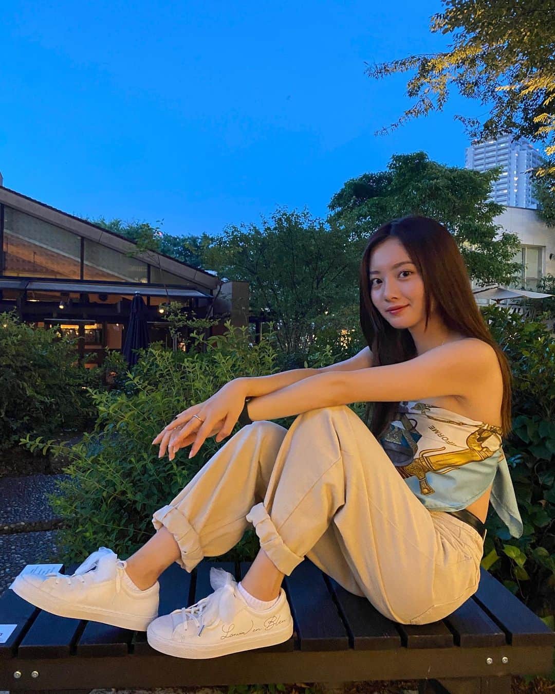 青山舞莉のインスタグラム：「最近はscarfをtopsにして白スニーカーがお気に入りのLOOK🤍🤍  @lanvin_en_bleu_womens @converse_jp  #lanvinenbleu #ランバンオンブルー」