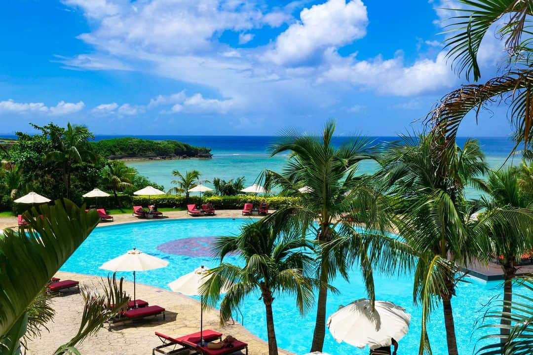 のインスタグラム：「アリビラの夏 #okurahotels #nikkohotels #oneharmony #hotelnikkoalivila #alivila #hotelnikko #resort #okinawa #yomitan #niraibeach #view #sea #photogenic  #summer #ホテル日航アリビラ #アリビラ #ホテル日航 #リゾート #沖縄 #読谷 #ニライビーチ #海 #空 #フォトジェニック #景色 #癒し #夏 #旅 #太陽 #プール」