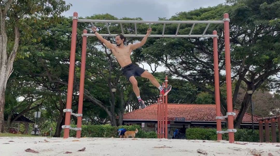 ハキム・カスバンのインスタグラム：「Been playing around on monkey bars after my runs since climbing gyms closed again. ⁣⁣⁣⁣ ⁣⁣⁣⁣ Just a little sequence from today, swinging end to end and back. The challenge for me is in the turn - letting my mass swing through the gap between the vertical posts and carrying the momentum back. And trying to keep the flow. ⁣⁣⁣⁣ ⁣⁣⁣⁣ This is also revisiting my childhood - in primary school I spent a lot of time on the monkey bars, during recess and after school. So often going home with flappers. ⁣⁣⁣⁣ ⁣⁣⁣⁣ What’s strange is after my first year or so into climbing I had completely forgotten how to swing on the monkey bars. I remember that was like learning a completely foreign thing again, despite having spent so much time on it in my youth. ⁣⁣⁣⁣ ⁣⁣⁣⁣ This was also inspired by the wired article - a feature on @_udini_’s work. ⁣⁣⁣ ⁣⁣⁣ #climbing #training」