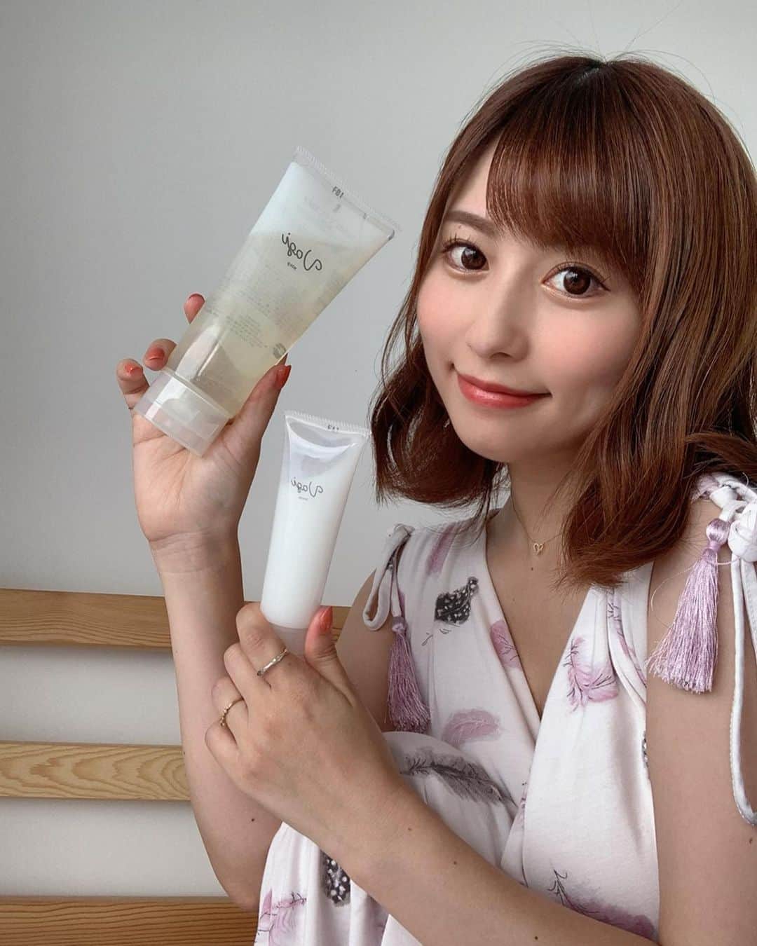 成瀬心美さんのインスタグラム写真 - (成瀬心美Instagram)「🛁 . . 今日は初めてする 膣ケアのお話を☺️ . なんかこう言うお話って 女の子同士や親しい家族間でも しにくいかなーなんて思うんだよね。 . だからこそ 私が話す事で何かプラスになれば！と 書かせていただいています✨ . 女の子は1度は悩んだ経験も あると思うんだけど。 . 蒸れるなーとか かゆいなーとか なんか色がなーとか . 悩む事やトラブルは 何もおかしい事じゃないんだよ。 病気だー！なんだー！って騒がれる気がして なんか声出しにくいよね。 . でも、デリケートゾーンだって 体の一部です。 髪が少し傷んだり お肌が乾燥する日があるみたいに 毎日少しずつ違うもの。 調子が悪い日だってあります。 もちろん、定期的な検診や検査は 大事だから私もやっています✨ . . 使ってるVagiさんの ソープとクリームは 産婦人科医さんが監修で作ったものなの☺️ . 柑橘系の香りで とてもさっぱりしてて好き🍊🍋 . 普段使っている様なせっけんでは 洗浄力が強過ぎたり シート類のムレで粘膜のph値が下がってしまい 匂いや乾燥、痒みを引き出してしまったり するんだって。(教えてもらったやつを堂々と . 私はそれで悩んだ時があって 乳酸菌などのサプリを飲んでた時もあったよ。 . このソープとクリームは そんなニオイ、乾燥、痒み、そして 下着などでついてしまった黒ずみに 効果があるとのことで☺️ . ソープは分かるけど クリーム！？ って最初なったんだけど 私は365日、必ずボディクリームを塗ります お風呂上がりには顔の保湿ケアもするし ヘアトリートメントを付けてドライヤーもする。 . それと同じように クリームで保湿をしてあげると 弾力やハリが✨ . デリケートゾーンの皮膚って まぶたと同じくらい薄い繊細な場所 なんだって！ しっかりケアしてあげたいなーって。 なんならもっと早く知りたかったなぁって。 . . まだ使用して長い期間が経ったわけではないけど 同じように悩んでいる方 そして興味のある方に 伝わればいいなーなんて 書かせていただきました☺️ . こちらの商品は 弱酸性みたいだから お子様や妊婦さんも 安心して使ってくださいね！ . 使用料の目安は 各1か月が最も効果的だと 教えてもらったよ🧼 https://vagi.jp/ . . #vagi #soap #delicate #膣ケア #デリケートゾーンケア」8月4日 18時12分 - coco3ndazo