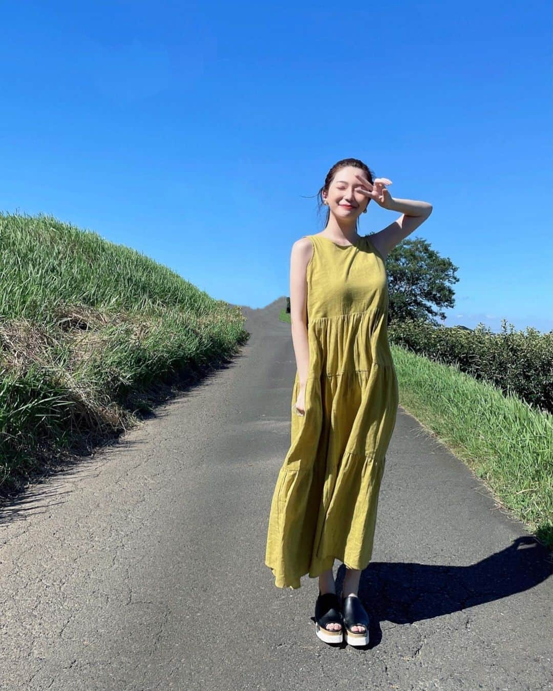 相楽優佳さんのインスタグラム写真 - (相楽優佳Instagram)「yellow code💛 @acym_official さんのワンピースです🌻  暑すぎるし前髪が伸びてきたので オールバックでポニーテールしてみました👱🏻‍♀️ shoes @amail_official  earring @3coins_official  ___ #アシーム #ノースリーブワンピース #夏ワンピ #ノースリーブワンピ #夏コーデ #夏服コーデ #ポニーテール #オールバック #黄色コーデ #韓国風ヘア #セミロングヘア #158cmコーデ  #オールバックポニーテール #かきあげ前髪」8月4日 19時02分 - yuka_sagara