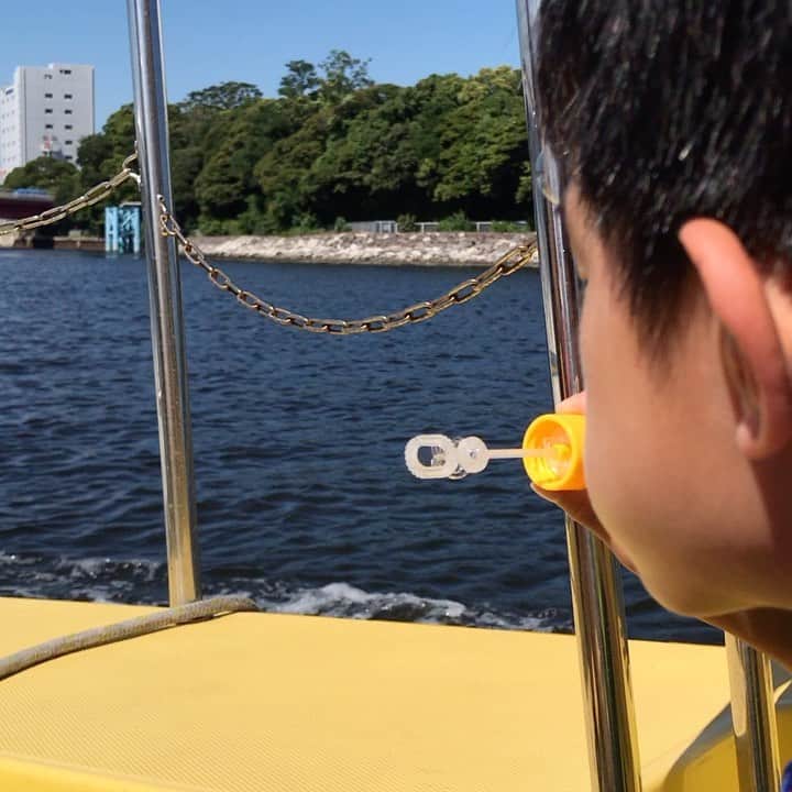 TOKYO WATER TAXIのインスタグラム：「シャボン玉遊び✨❤️ 風を利用するとシャボン玉製造機になります^_^  大人の方もぜひ！ 童心に戻れます✨😊  #tokyowatertaxi  #シャボン玉」