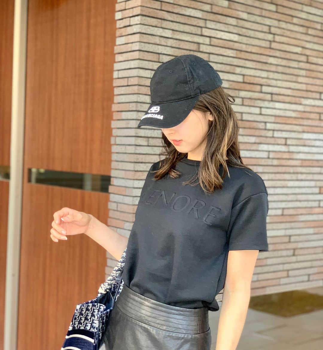 井上麻衣さんのインスタグラム写真 - (井上麻衣Instagram)「この夏はTシャツがあつい💓  シンプルなロゴのTシャツを集めてます  ELENORE TOKYO @elenore_official  の受注会で大人気だった Emboss LOGO Tee 届いたので早速。。。  エンボス加工されていて 無地っぽいので何にでも合わせやすい  イロチで欲しい〜！！！！！  . . . . #ootd #ootdfashion #fashion #ELENORETOKYO#ELENORE #エレノア� #エレノアトーキョー #ママコーデ#モノトーン#カジュアル」8月4日 19時00分 - mai_inoue