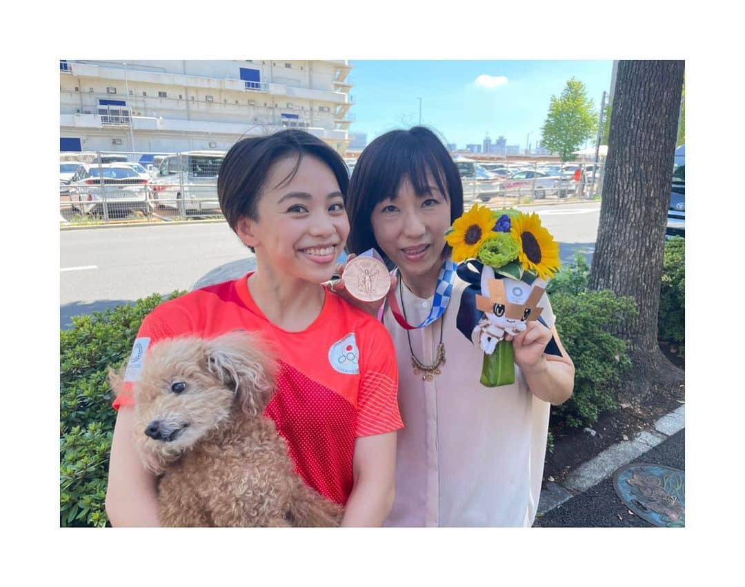 村上茉愛のインスタグラム：「8/4  母に念願であるオリンピックメダルを 首にかけてあげることが出来ました✨✨  体操をやらせてくれた母に感謝です。  そして本日離村しました。 たくさんの方に支えられてここまで来れました。 皆様のご支援ご協力がなければ私という人はここにいません。  運営の方やボランティアの皆様 本当にありがとうございました😊  この後に試合を控えてる選手の皆さんも頑張ってください！  #東京2020 #bronze🥉」