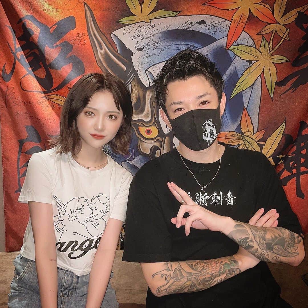 彫師美漸のインスタグラム：「@asupk_ 💐 ・ 初タトゥーの日👌♡ ・ @_000919_ ご紹介ありがとう☺︎ #美漸ガールズタトゥー #刺青 #彫師 #美漸 #彫師美漸 #海老名 #中目黒 #タトゥー #東京タトゥー #tokyo #tattoo #art #fashion #bizenart #bizen #문신　#Bizentattoo  #tattooer #tattooist #tattooartist #tattooart #tattooshop #japanesetattoo」