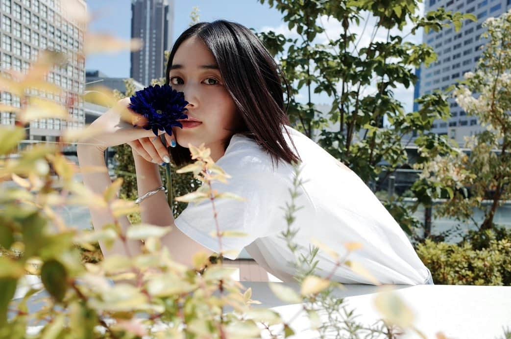のインスタグラム：「photo @mrkmmi0813   💙🌹🌞🏢🌿  #作品撮り#richo #richogr2 #コンデジ#作撮り」