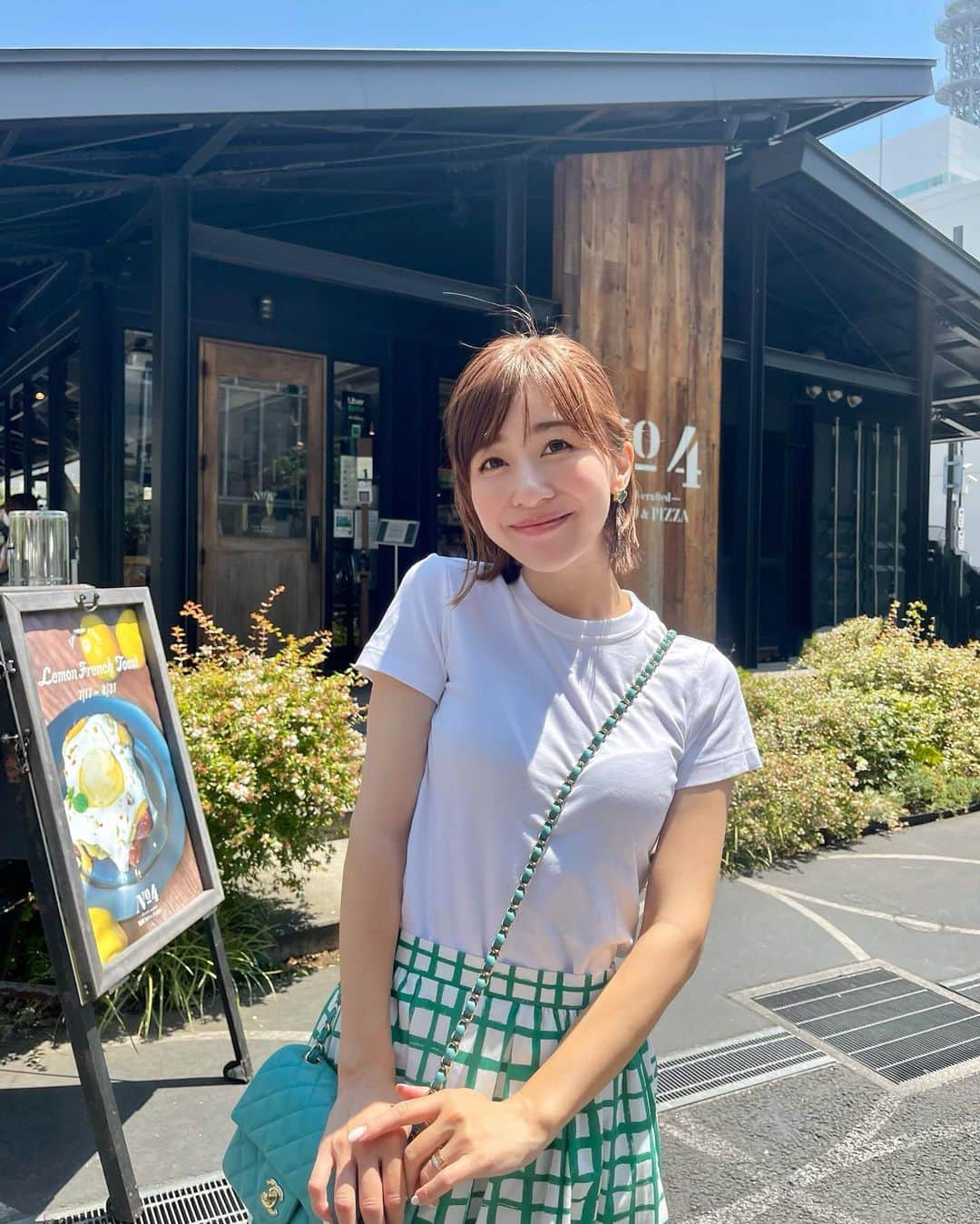 水野佐彩さんのインスタグラム写真 - (水野佐彩Instagram)「・ ワクチン後に🥐❤️ 2回目は朝からドキドキしていたから 少しでも気分がPOPになるスカートを👗🌻  そして無事 副反応から完全復活し  朝から晩まで頑張り過ぎた今日。 疲れ切ってる...😇w でも 娘と思いっきり遊べる身体がこの上なく嬉しい👩‍👧❤️  👚 @uniqlo_jp  👗 @chesty_official  👜🥿 @chanelofficial   #153cmコーデ #おちびコーデ #おちびの輪 #Sサイズコーデ #ままコーデ #ママコーデ #ママライフ #2020年ベビー #女の子ママ #女の子ベビー」8月4日 19時25分 - saaya_mizuno