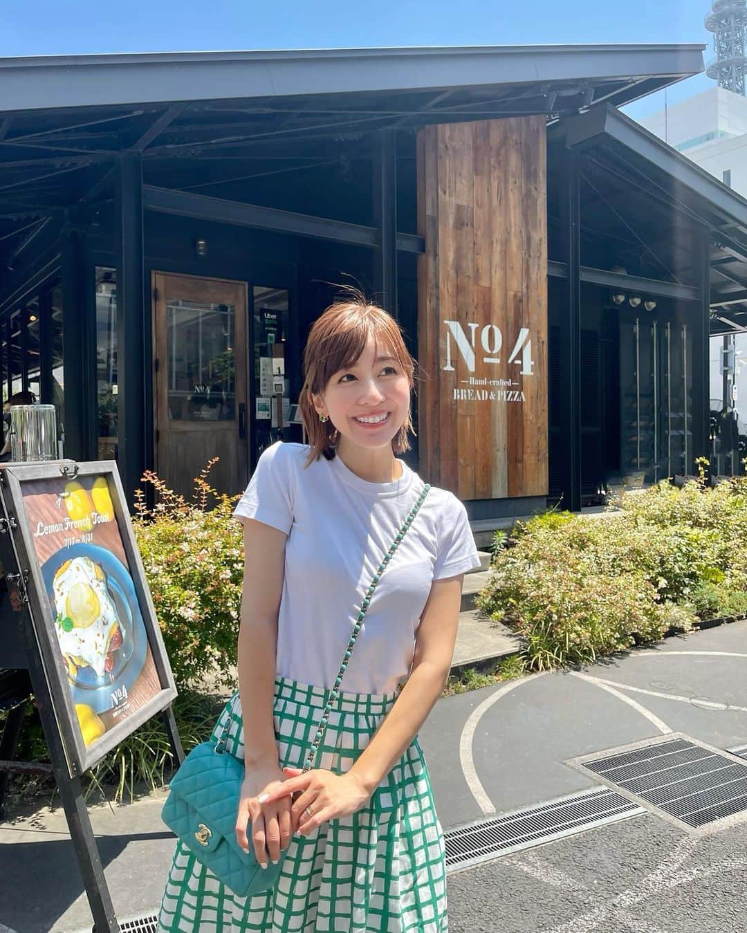 水野佐彩さんのインスタグラム写真 - (水野佐彩Instagram)「・ ワクチン後に🥐❤️ 2回目は朝からドキドキしていたから 少しでも気分がPOPになるスカートを👗🌻  そして無事 副反応から完全復活し  朝から晩まで頑張り過ぎた今日。 疲れ切ってる...😇w でも 娘と思いっきり遊べる身体がこの上なく嬉しい👩‍👧❤️  👚 @uniqlo_jp  👗 @chesty_official  👜🥿 @chanelofficial   #153cmコーデ #おちびコーデ #おちびの輪 #Sサイズコーデ #ままコーデ #ママコーデ #ママライフ #2020年ベビー #女の子ママ #女の子ベビー」8月4日 19時25分 - saaya_mizuno
