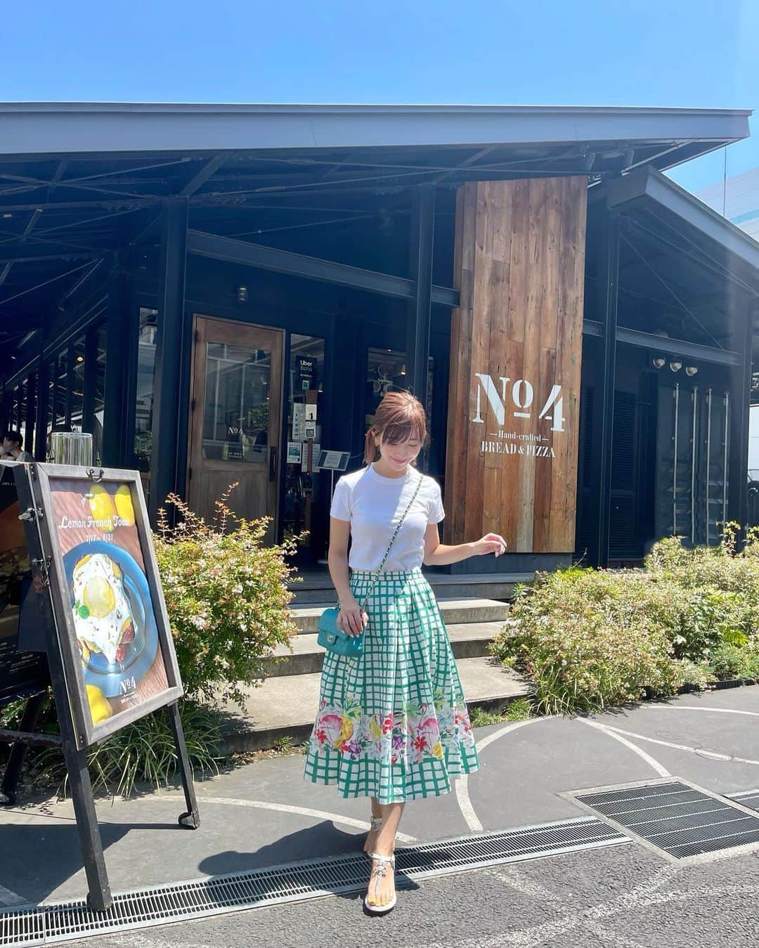 水野佐彩さんのインスタグラム写真 - (水野佐彩Instagram)「・ ワクチン後に🥐❤️ 2回目は朝からドキドキしていたから 少しでも気分がPOPになるスカートを👗🌻  そして無事 副反応から完全復活し  朝から晩まで頑張り過ぎた今日。 疲れ切ってる...😇w でも 娘と思いっきり遊べる身体がこの上なく嬉しい👩‍👧❤️  👚 @uniqlo_jp  👗 @chesty_official  👜🥿 @chanelofficial   #153cmコーデ #おちびコーデ #おちびの輪 #Sサイズコーデ #ままコーデ #ママコーデ #ママライフ #2020年ベビー #女の子ママ #女の子ベビー」8月4日 19時25分 - saaya_mizuno
