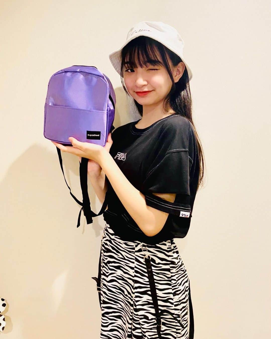 ニコ☆プチのインスタグラム：「メイのふろくの使い方💓 パープルって、アニマル柄と合う〜😍😍 . .  今月号の付録はニコ☆プチスクールリュックだよ👍✨めいはリュックが紫色と艶っとした素材でカッコいいので黒と白のカジュアルコーデでまとめたよ❤️  バッグの中身は空いた時間に読む本と、日焼け止めとお化粧直しグッズを入れてるの👍✨ 沢山入るから、お買い物した物を入れる為お出かけ時はなるべく物を入れて行かない様にしてるよ😊 . .  #ニコプチ #ニコプチふろく #プチモのふろくの使い方  #ニコプチふろくのある生活  #ニコプチスクール #ふろく #本多萌愛」
